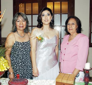 La futura novia, Julia Miriam Solís, acompañada de su mamá, Julia Martell de Solís y sus suegra.