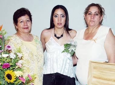 Karla Angélica Torres en su fiesta de despedida, acompañada por Apolonia Cervantes y María de los Ángeles Martínez.