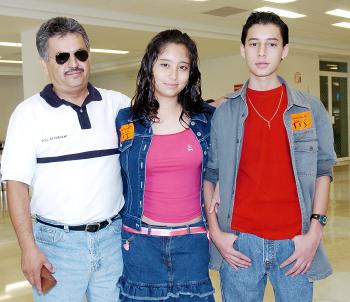 Mariela Estefanía Cuevas, José Ángel Ramírez y Roberto Ramírez, en el aeropuerto.