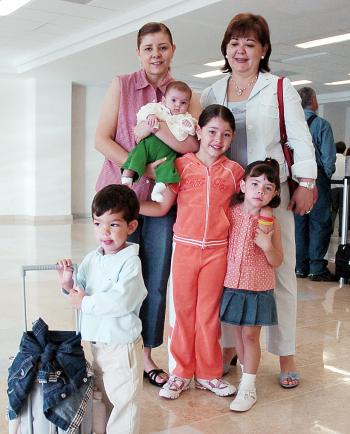 Diego, Victoria, Camila, María José y Lorena viajaron a Cancún y los despidió Blanca.