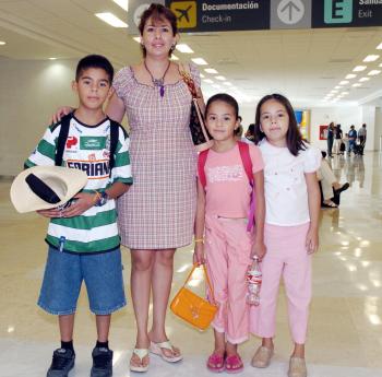 Luis y Andrea Seáñez viajaron a Los Ángeles, y fueron despedidos por Fernanda y Julieta Soltero.