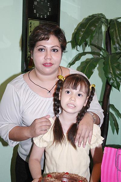 Jocelyn R. de la Cruz con su mamá Sebid de la Cruz López, el día que festejó su octavo cumpleaños.