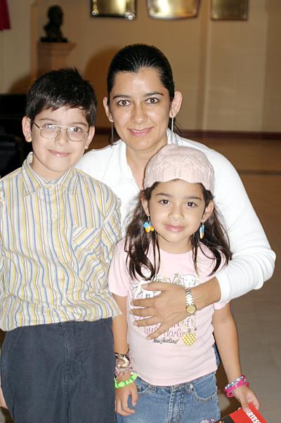 Leonor Estela de Ordaz con sus hijos Miguel Ángel y Amira Ordaz Quiñones.