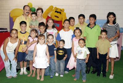 Diego Márquez con sus amiguitos en su fiesta.