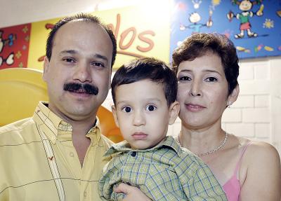 Diego Márquez con sus papás, Francisco Márquez Morales y María de Lourdes Magallanes.