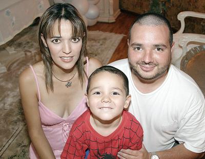 26 de julio 2005
 Éricka Ramírez de Herrera y José Ignacio Herrera con su hijo Pepe Herrera, en reciente festejo.