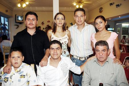 Mario Silva Arias, Cuauhtémoc Silva, Laura Silva, Jacobo Silva, Mario Silva Solís, Kenia García y Jonathan Silva, en pasado festejo social.