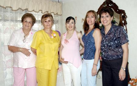 Carmen de Saad, Socorro de Hermosillo, Sonia de Saad, Nena Medina, Bety Saad y Graciela de Palacios le ofrecieron una fiesta de canastilla a Irma de Sánchez.