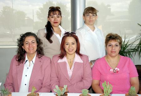 Lupita Rosales, Olga Martínez, Alejandra Barragán, Jeny Salcedo y Silvia de Vara festejaron el Día de la Secretaria en un ameno convivio.