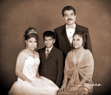 Srita. María Teresa Carrillo Díaz, el día de su fiesta de quince años acompañada de sus papás, Crescencio Carrillo y Julieta Díaz de Carrillo y sus hermanos.