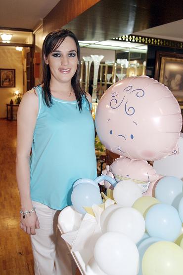 Berenice Ramírez de Jaidar, captada en la fiesta de canastilla que le ofrecieron Magdalaena Grageda de Ramírez y Ángela López de Jaidar en honor del bebé que espera.