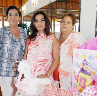 25 de julio 2005
 Rosario Vázquez de Valencia recibió lindos regalos para el bebé que espera, en la fiesta de canastilla que le ofrecieron Petrita Cháirez y Guadalupe Martínez.