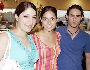 Ana Laura Viesca, Gaby Viesca y Antonio Villegas.