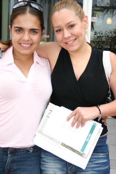 Daniela Díaz Flores y Alejandra Santibañez.