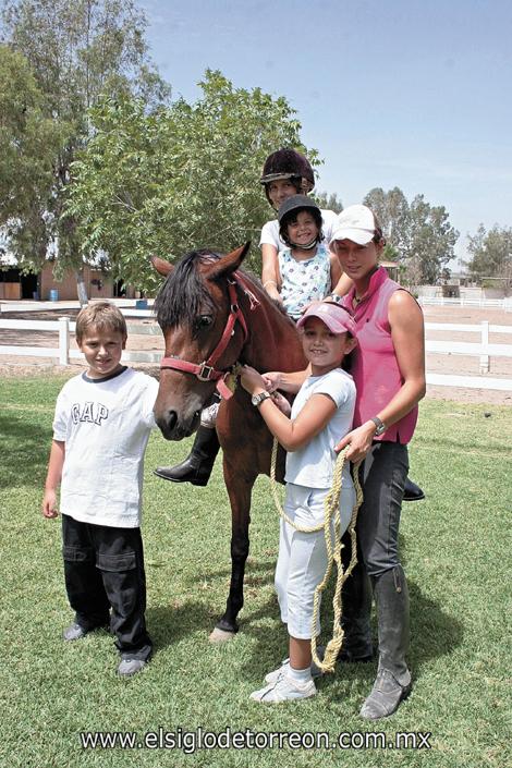 Sebastián Dueñez, Ana Raquel Rebollo, Marifer Cano y Daniela Abusaid con su  entrenadora Bárbara Madero Humphrey