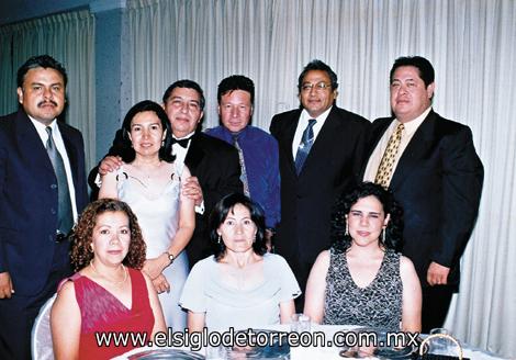 Los festejados acompañados de Enrique y Martha, Feliciano y Elsa, Gilberto y Gaby y Luis y Benito