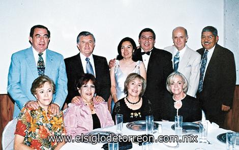 Ignacio, Meneses y María Luisa, Jorge y Tere, Manuel Pérez y Gloria y Alfonso Amadory y Lily acompañando a Julio Fisher Almaráz y Lorena Falcón Rubio