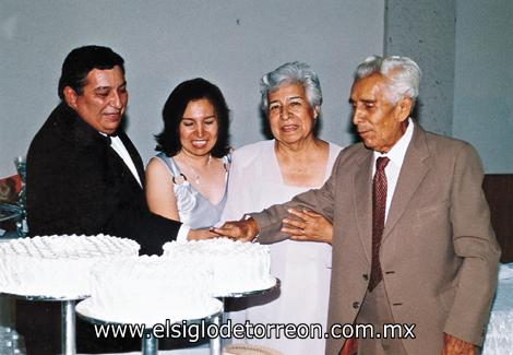 CELEBRAN BODAS DE PLATA
Julio Fisher Almaráz y Lorena Falcón Rubio, haciendo un brindis especial con los señores Antonio Falcón de la Rosa y Esther Rubio Román de Falcón por sus 25 y 56 años de matrimonio respectivamente.