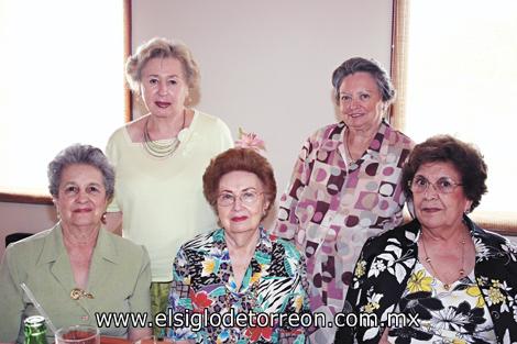 IMPORTANTE REUNIÓN - SEMBRADORAS DE TORREÓN Martha T. de Ledesma, Alicia Z. de Villarreal, Bertha E. Berlanga, Aída G. de Villarreal y Conchita de Cantú