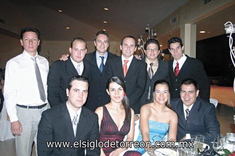 Grupo de amigos presentes en la boda