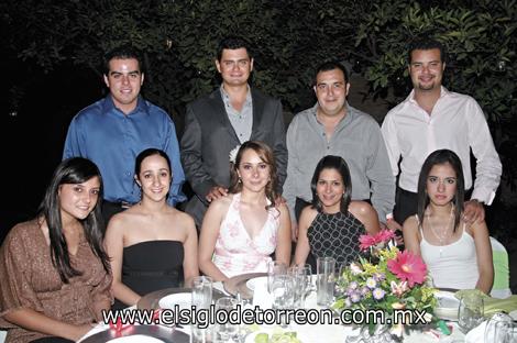 Manolo Martínez, Roberto Ibarra, Guillermo Serrano, Sonia Mansur, Sofía Vega, Patricia García y Daniela Magaña acompañando a Lorena y Ricardo.