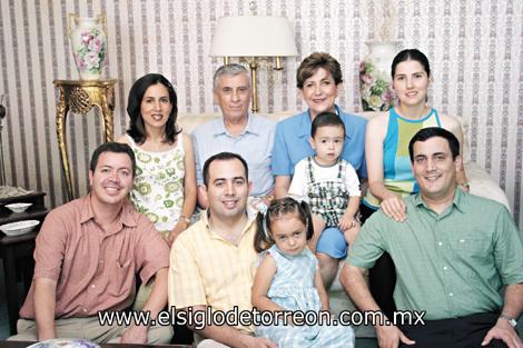 Beatriz Gómez de Calvillo, Saúl Gómez Martínez, Beatriz Cantú de Gómez con su nieto Bernardo Calvillo Gómez, Cristina Valencia de Gómez, Gabriel Calvillo Vargas, Saúl Gómez Cantú con su sobrina Isabel Calvillo Gómez y Ricardo Gómez Cantú