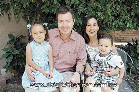 Gabriel Calvillo Vargas y Beatriz Gómez de Calvillo con sus hijos Isabel y Bernardo