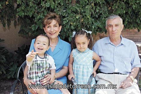 Beatriz Cantú de Gómez y Saúl Gómez Martínez  con sus nietos Bernardo e Isabel Calvillo Gómez