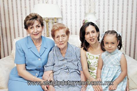 ¡FELICES 90! 
Cuatro Generaciones: Beatriz Cantú de Gómez, Doña Herminia Charles de Cantú, Beatriz Gómez de Calvillo  e Isabel Calvillo Gómez