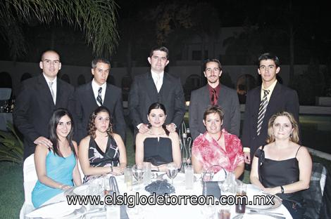 Magdalena Necochea de Coulson, Guillermo y Teresa Necochea de Ramírez, Alejandro y Pilar López Amor, Cristina Necochea y Alba Coulson