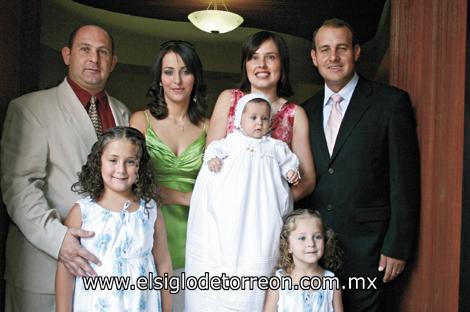 Los padres de la recién bautizada Gerardo Mafud e Ivette Collier de la Marliere, los padrinos Carlos Campillo y Vero Marmolejo sosteniendo en brazos a Roberta Mafud Collier, la acompañan sus hermanas Regina y Renata.