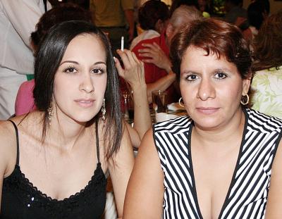 Claudia de Guerrero y Marcela de González.