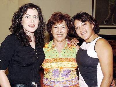 El jueves pasado, se reunieron en conocido club campestre para celebrar el cumpleaños de Gabriela Fernández las amigas Ivonne de León y Mercedes Marrujo Fernández.