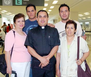 Víctor Manuel Gómez, Cecilia y Martha Hernández viajaron a Los Ángeles, fueron despedidos por Omar González.