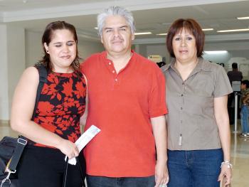 Martha y Paola Salazar viajaron al DF y fueron despedidas por Salvador Salazar.