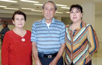 27 de julio 2005
Martha Guzmán y Francisco Huerta viajaron a Canadá y fueron despedidos por Beatriz Huerta.