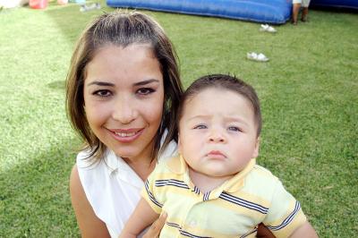 Mónica Barba de Enríquez con su pequeño Ramiro Enríquez Barba.