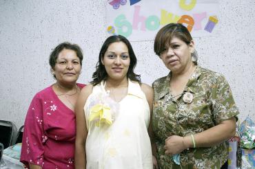 28 de julio 2005
Jackeline Pérez de Ruvalcaba en compañía de las organizadoras de la fiesta de canastilla que le ofrecieron, en honor del bebé que espera.