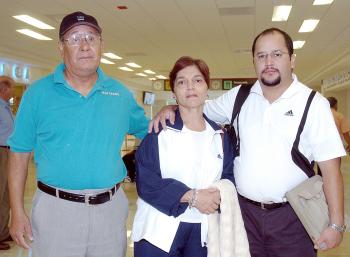 Jesús Coto viajó a México y lo despidieron Rosario Barraza y Carlos Coto.