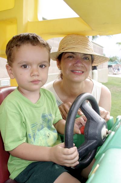 Aurora Salazar de Chandler con su hijo Manuel.