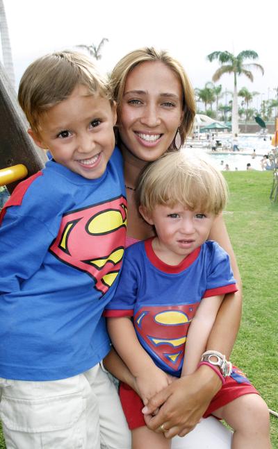 Luly de Oviedo con sus hijos Santiago y Pablo.