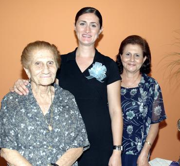 Ana Cristina Camacho de Mena en compañía de su abuelita, Emilia Abularach de Dabdoub y su mamá, Mariía Cristina Dabdoub de Camacho, quienes le prepararon una bonita fiesta de canastilla.