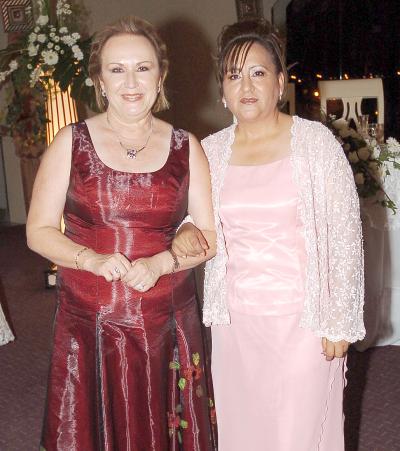 Judy Danjoux y Suraya Macías, mamás de los novios.