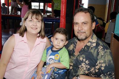 Óscar Gosserez Colchado celebró su tercer cumpleaños con una divertida piñata que le organizaron sus papás, Óscar Gosserez Torres y Cinthia Colchado de Gosserez.