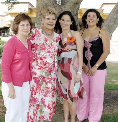 La festejada junto a su mamá, Rosalinda Garza de Ramos su suegra, Alicia Pámanes de Haro y su cuñada, Ana Alicia Haro de Peña.