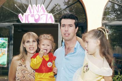 Ana Victoria con sus papis, Anabel Velarde de Zermeño y Jorge Zermeño González, también sus hermana Andrea.