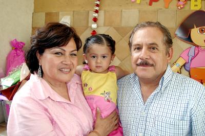 Carmen y Jesús Manzanera con su nieta Isabella Anaya Manzanera, captados el día de su piñata.