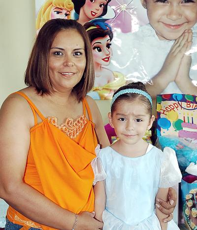 31 de julio 2005
Ximena Maoloff Arreola junto a su mamá, Sayra Arreola Alvarado, el día de su cumpleaños