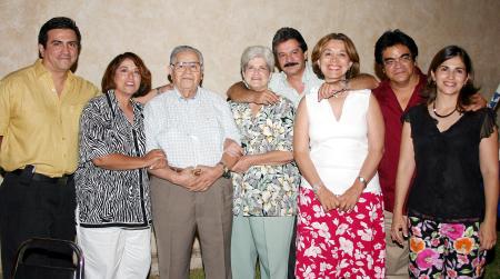 El señor Pascual Hernández celebró su 80 aniversario de vida, con una amaena fiesta que le ofrecieron sus hijos Juan, Pascual, Jorge, Luz María. María del Carmen y Gloria..