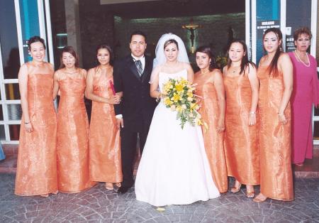 Los Felices novios Héctor Barro Soto y Claudia Estrella Mijares Flores, acompañados de sus damitas, Mayra Ramírez, Janeth Segovia, Carla Ríos, Susy Flores, Karina Ruiz y Virda Maldonado..